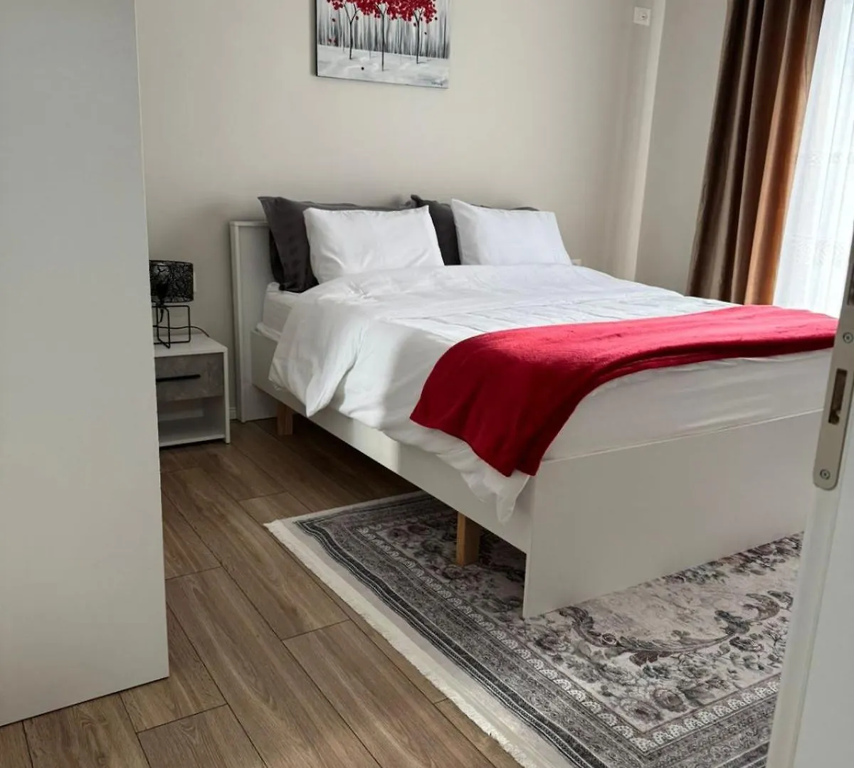 Emmas Place- Apartamenti Modern Por Miqesor Ne Qender Te Elbasanit Elbasan