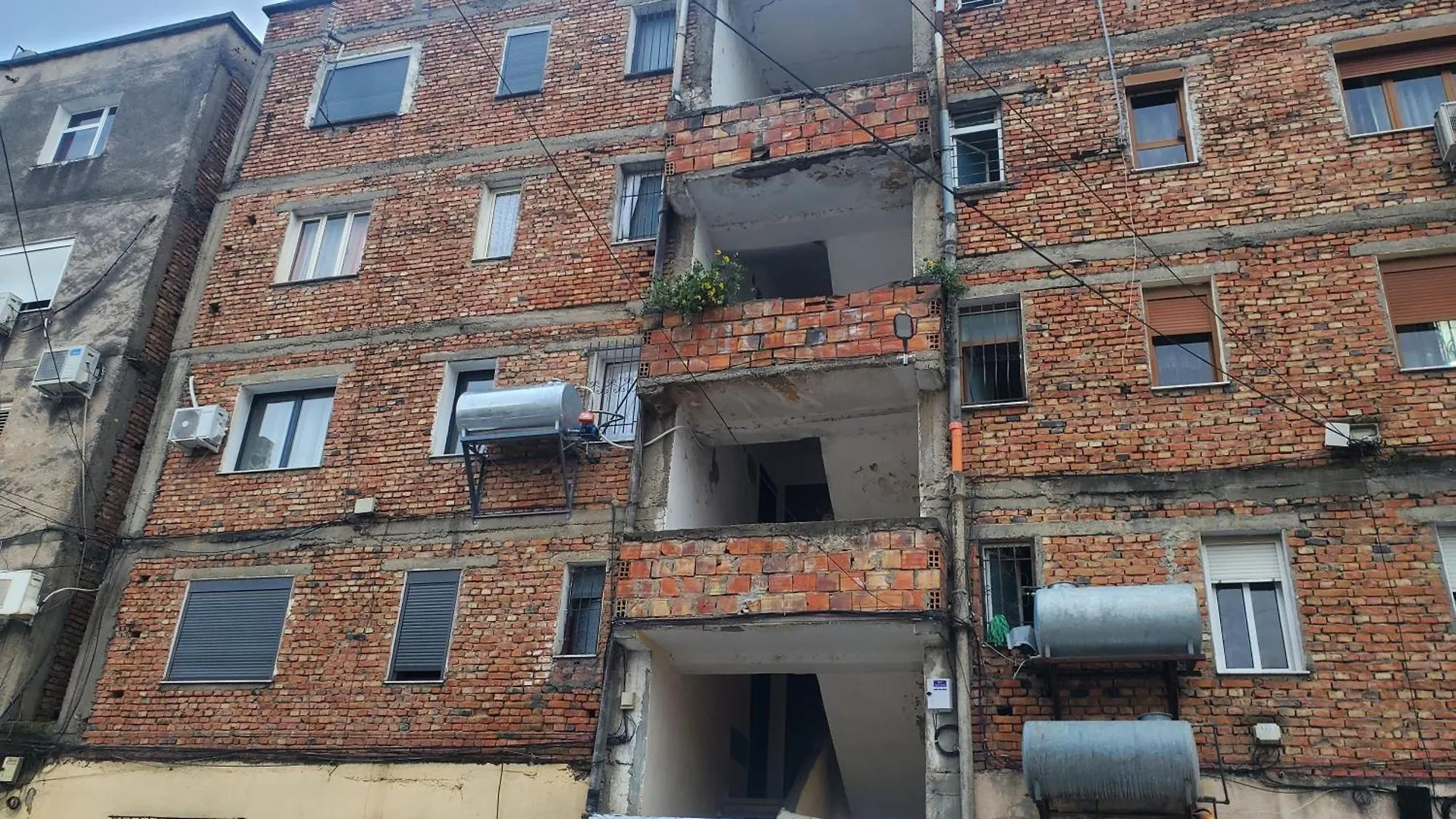 Emmas Place- Apartamenti Modern Por Miqesor Ne Qender Te Elbasanit Arnavutluk
